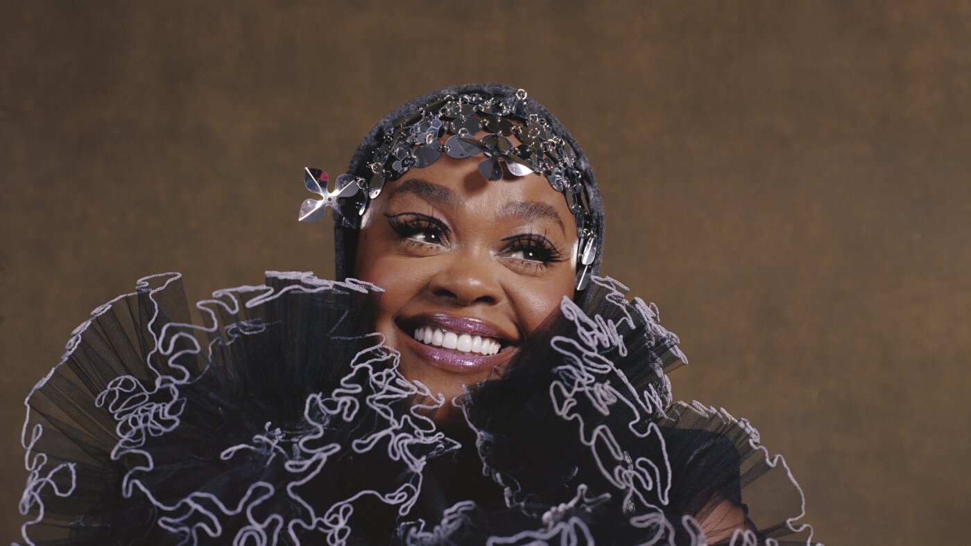 R&B stars consider two ways to serve an audience