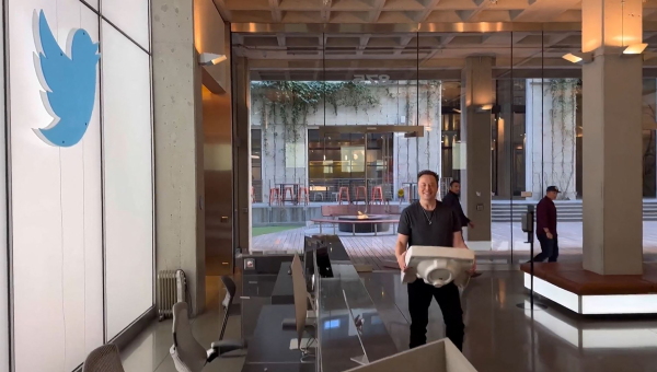 TOPSHOT - This video grab taken from a video posted on the Twitter account of billionaire Tesla chief Elon Musk on October 26, 2022, shows himself carrying a sink as he enters the Twitter headquarters in San Francisco. Elon Musk changed his Twitter profile to "Chief Twit" and posted video of himself walking into the social network's California headquarters carrying a sink, days before his contentious takeover of the company must be finalized. (Photo by various sources / AFP) (Photo by -/Twitter account of Elon Musk/AFP via Getty Images)