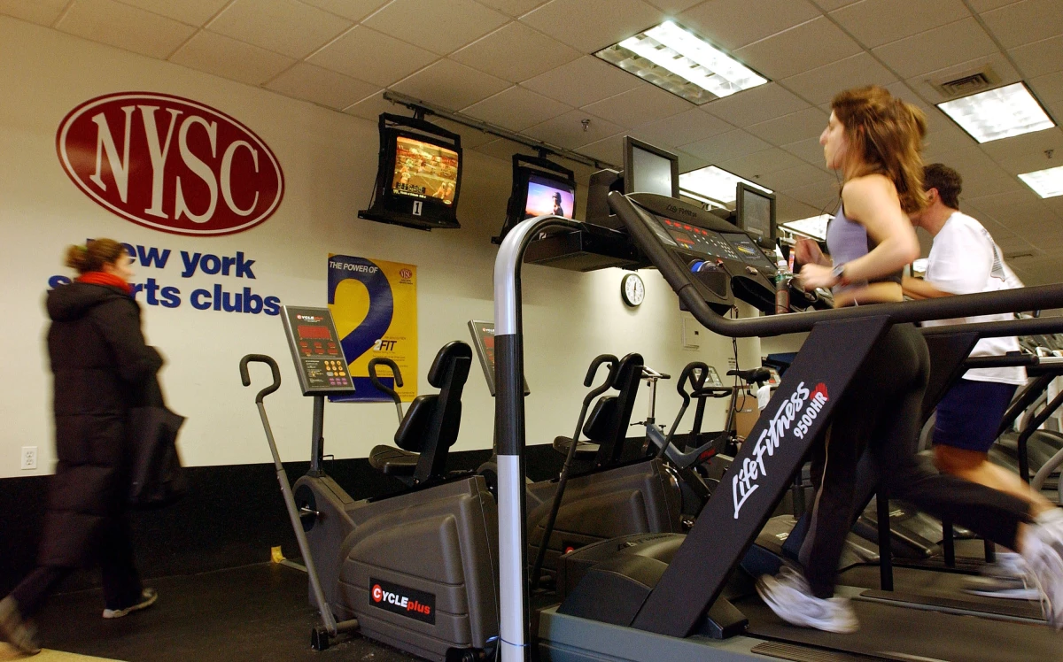 People run on treadmills at a New York Sports Club on Jan. 2, 2003 in Brooklyn, New York — perhaps as part of a New Year's resolution.