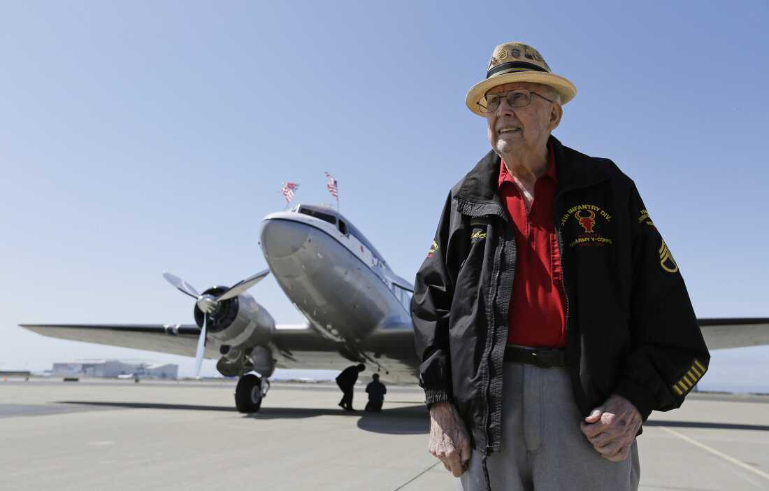 Nesta foto tirada em 29 de abril de 2019, o veterano do Dia D Jake Larson posa antes de dar um passeio no "O Espírito de Benovia" Aeronaves da era da Segunda Guerra Mundial em Oakland, Califórnia.