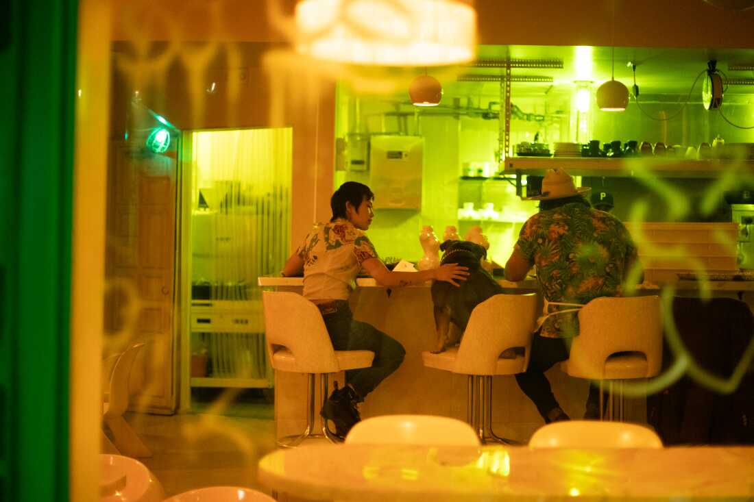 After closing for the night, Abe and Murphy, along with their dog Beef, sit down for a meal.