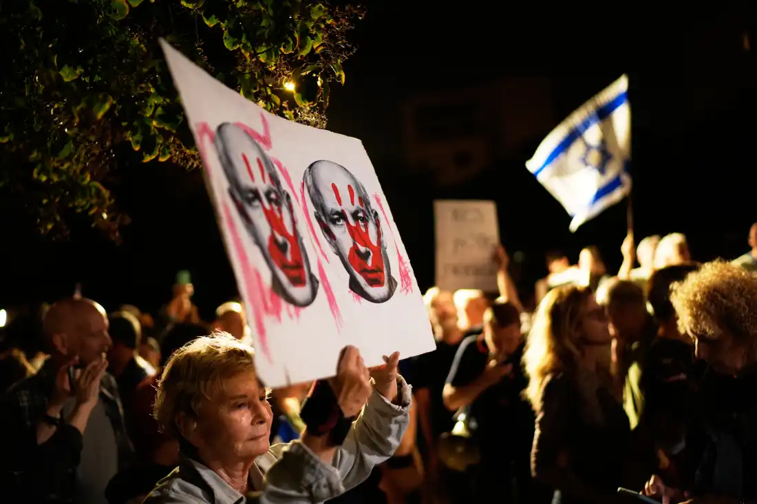 Des militants israéliens de gauche appellent à un gouvernement avec des partis arabes devant la résidence du chef du parti Yashar, Gadi Eizenkot, à Herzliya, en Israël, jeudi.