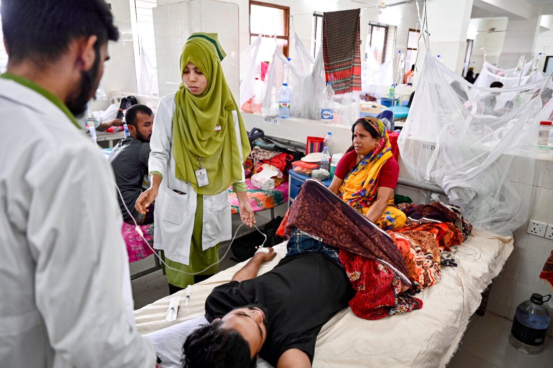 A dengue patient receives treatment at a hospital in Dhaka on September 28, 2024.