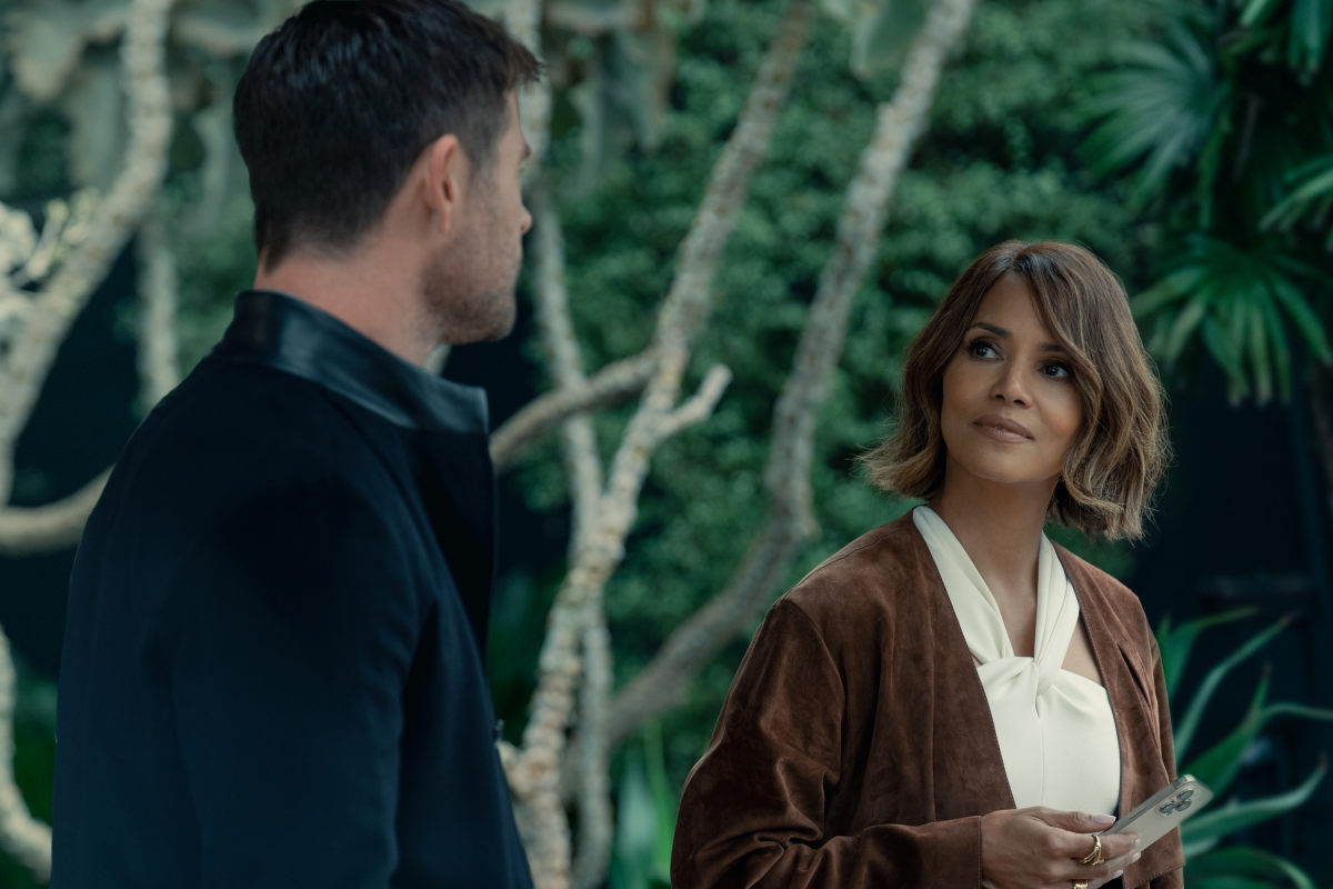 Chris Hemsworth plays a jewel thief and Halle Berry is an insurance broker in Crime 101.