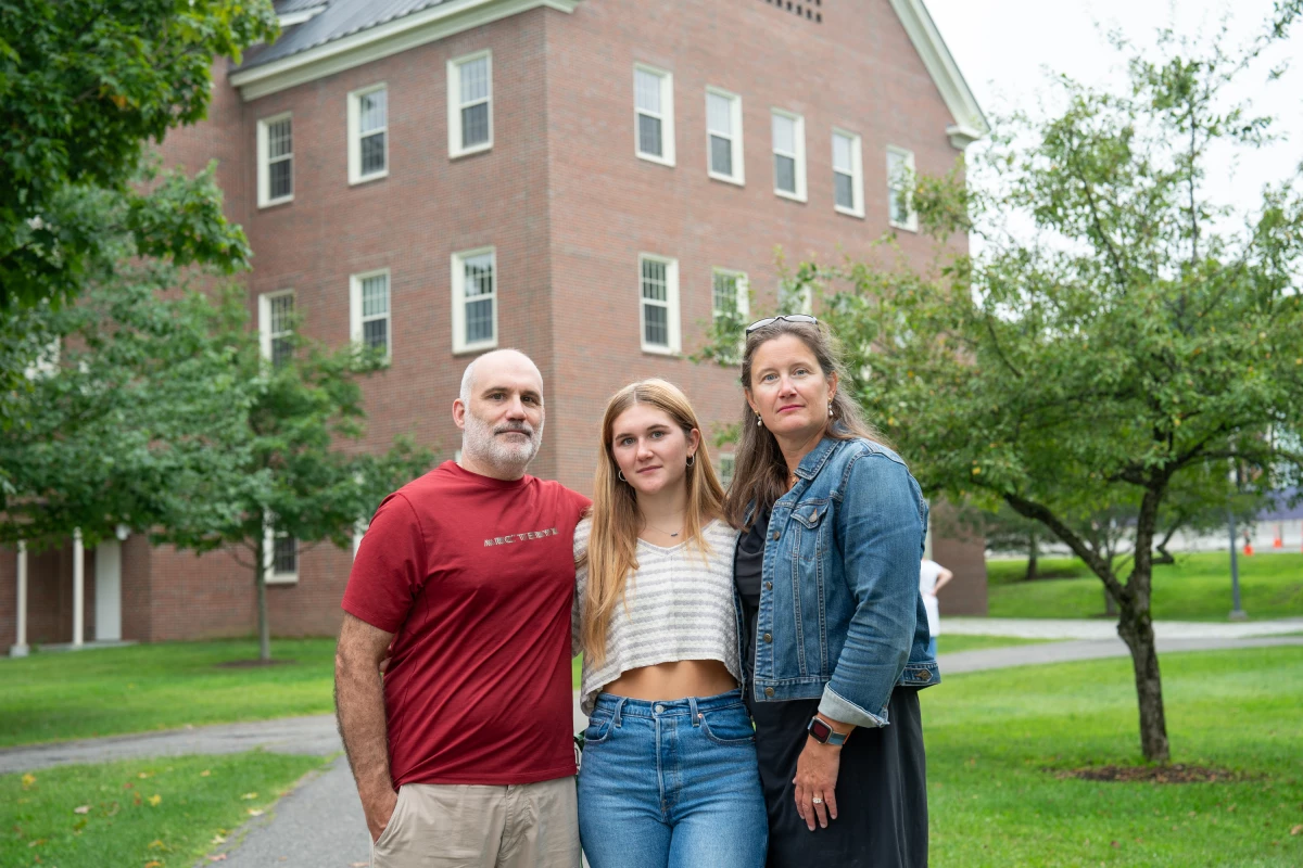 Ryan, Annie and Kate Paulson visit Colby College for a campus tour.