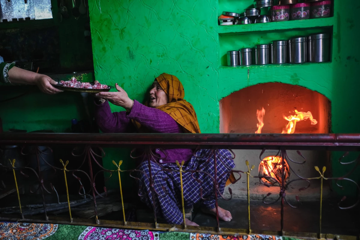 In the warmth of her kitchen, Arsha Begum's daughter-in-law hands her raw mutton to prepare chatte rass. Cooking over a traditional fireplace, Begum follows a time-honored process, slowly turning simple ingredients into a soothing, flavorful soup.