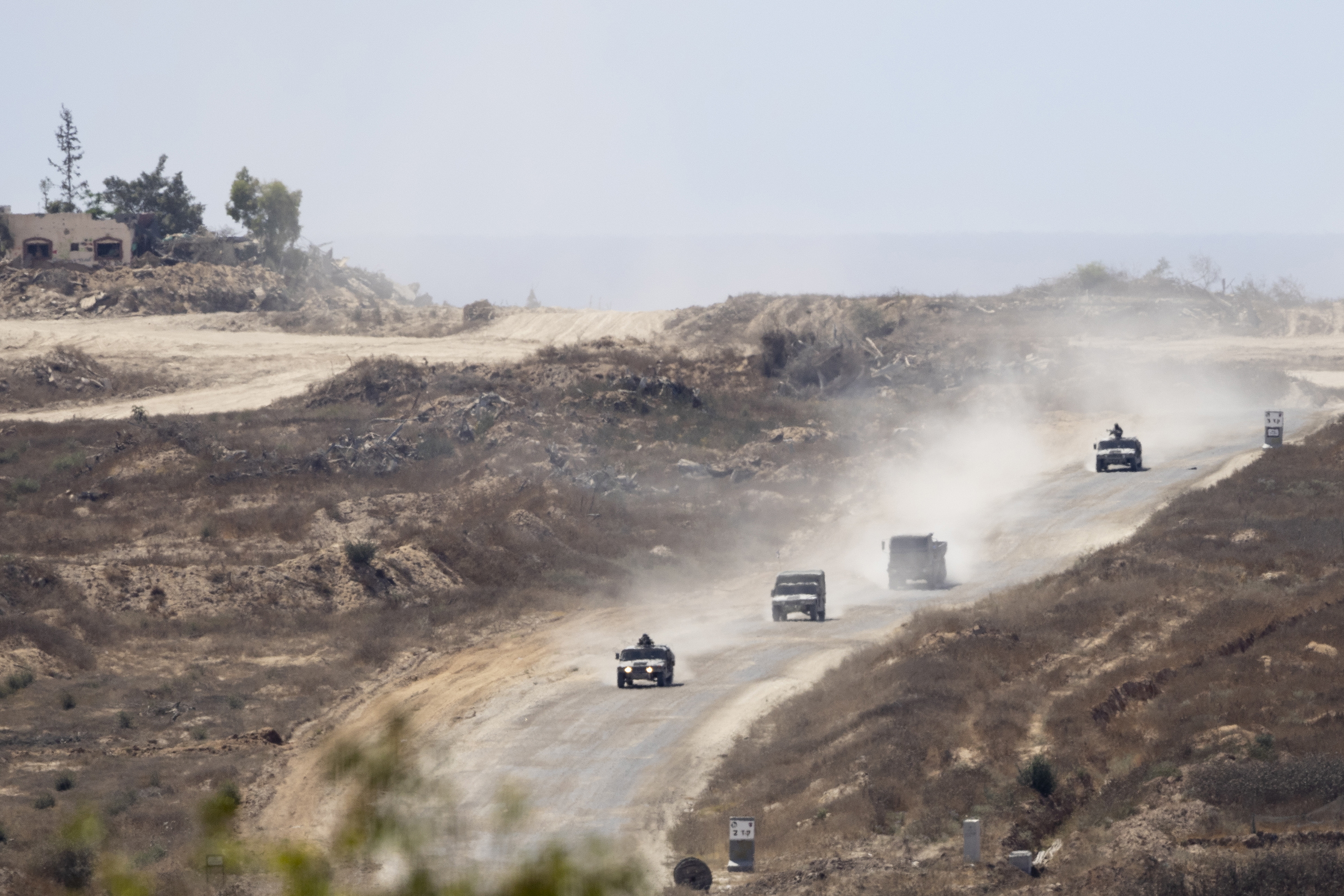 מאמצים הומניטריים במעבר כרם שלום