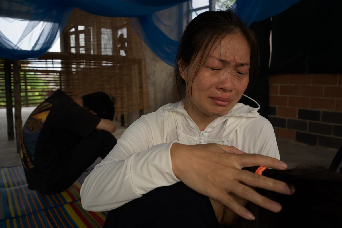 Liu Fengling comforts her daughter and son in Bangkok after spending four months in detention.