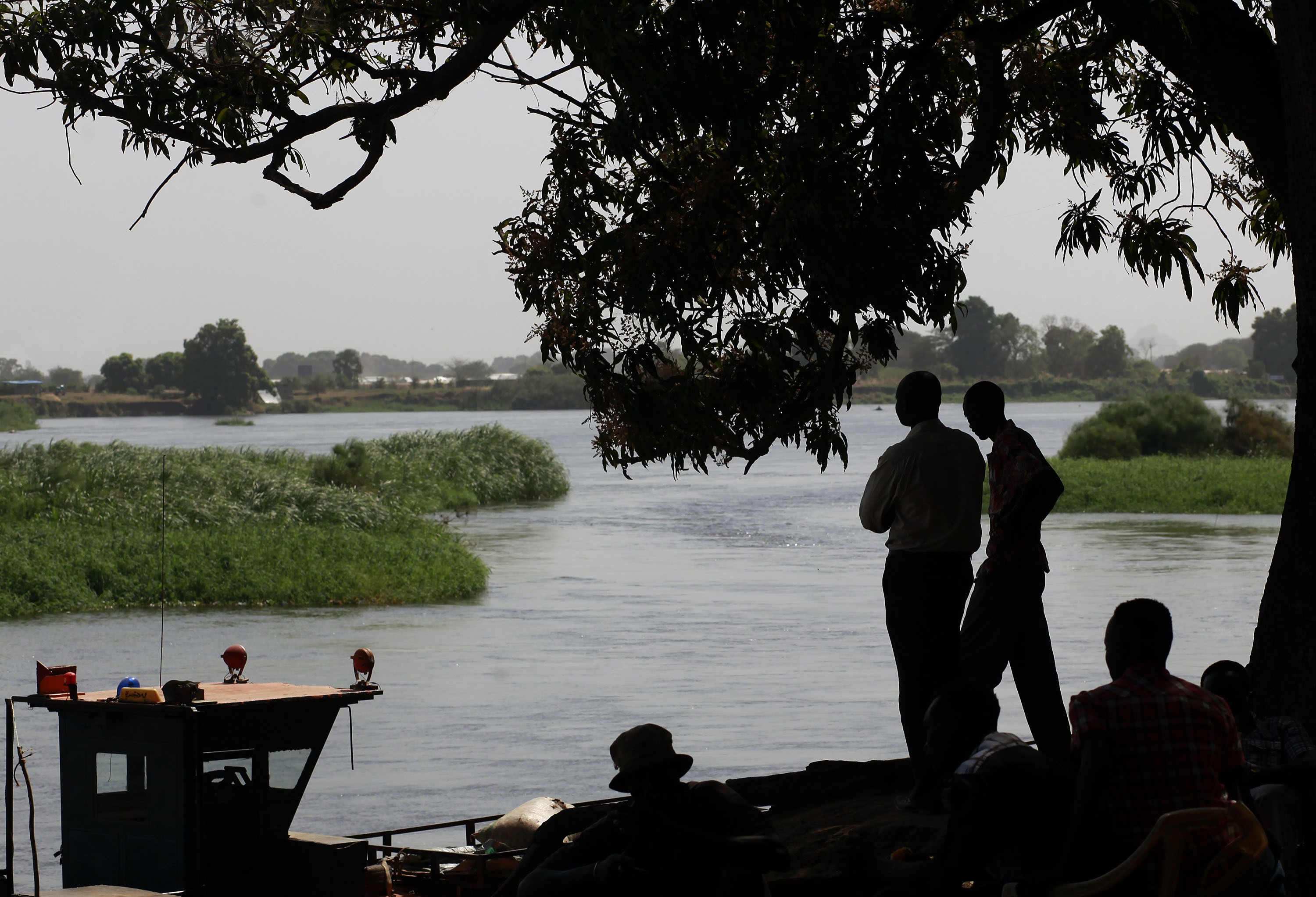 Southern Sudanese who have returned to the south by barges  stand on the banks of the Nile river in Juba's port on Jan. 10, 2011. (AP)