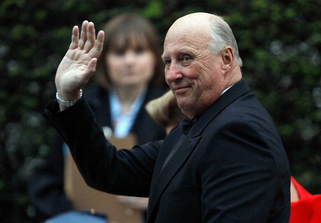 Norway's King Harald arrives at a central London hotel for a pre-royal wedding dinner hosted by Lady Elizabeth Anson and attended by members of the British royal family and foreign royal families, in London, on April, 28, 2011.