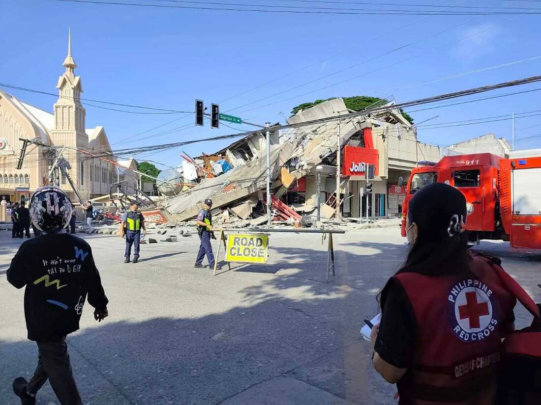 Nesta foto fornecida pela Cruz Vermelha Filipina, equipes de resgate inspecionam os danos após um terremoto em Santos, Filipinas, na segunda-feira, 8 de junho de 2016.