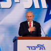 Le Premier ministre israélien Benjamin Netanyahu fait des gestes alors qu'il s'adresse à ses partisans au siège du parti Likoud à Jérusalem après la publication des premiers résultats des élections générales en Israël, le mercredi 28 octobre 2026.