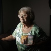 Cindy Leachman Aldridge, 12 Temmuz 2026 Çarşamba günü Owensboro, Ky'deki evinde merhum torunu Jonah Neal'ın bir fotoğrafını tutuyor. Neal, Mayıs ayında Memphis, Tenn.'de İç Güvenlik Soruşturmalarından ajanlar ve Tennessee Ulusal Muhafız üyelerinden oluşan bir suçla mücadele görev gücünden bir federal ajan tarafından öldürüldü.