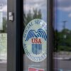 La entrada en una oficina de campaña de Staten Island, NY, tiene un panel sobre el vidrio que enumera las horas y el sello de la Administración del Seguro Social con un águila y "EE.UU" arriba.
