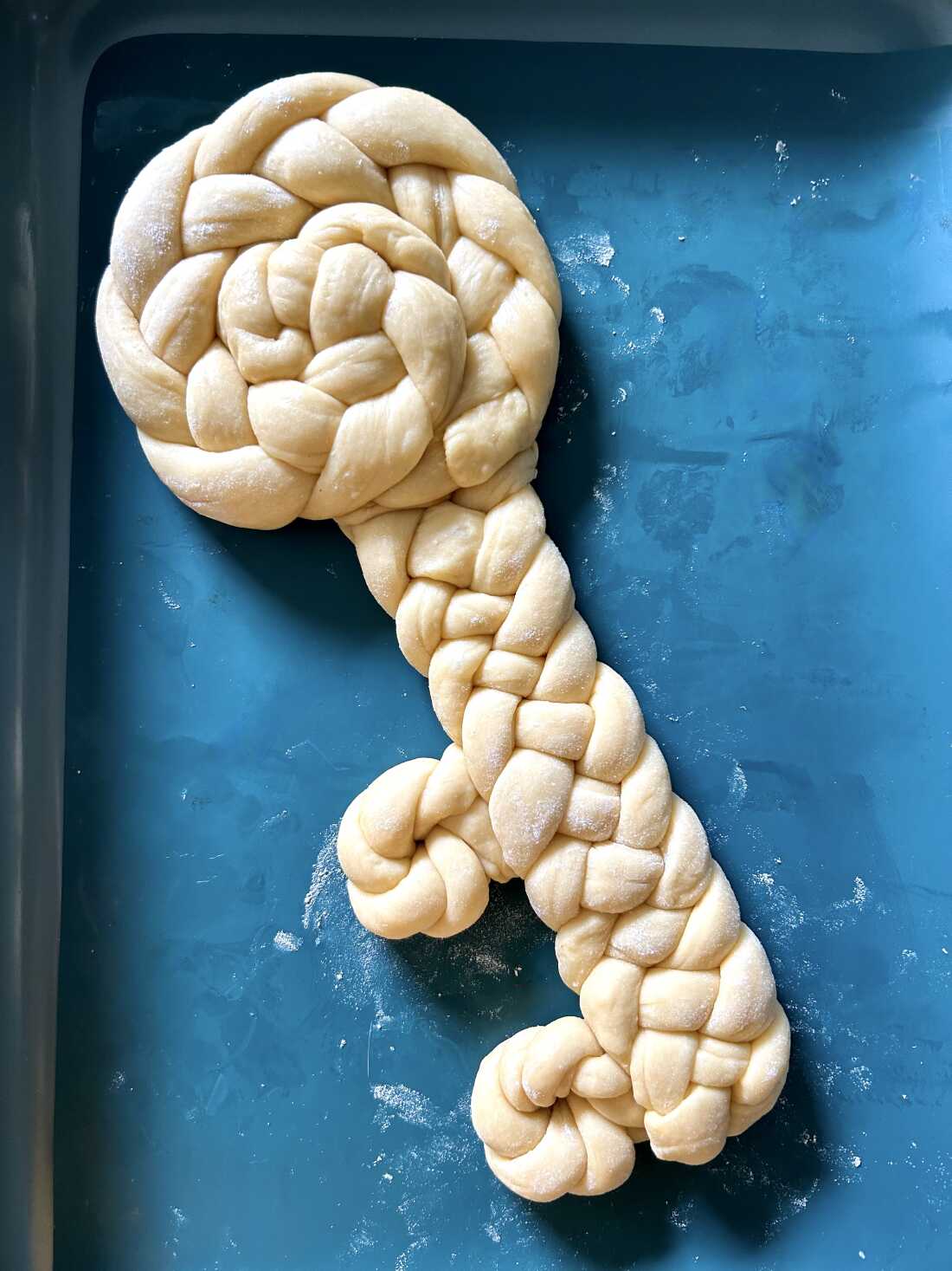 Shlissel Challah em forma de massa, antes de ser assada.
