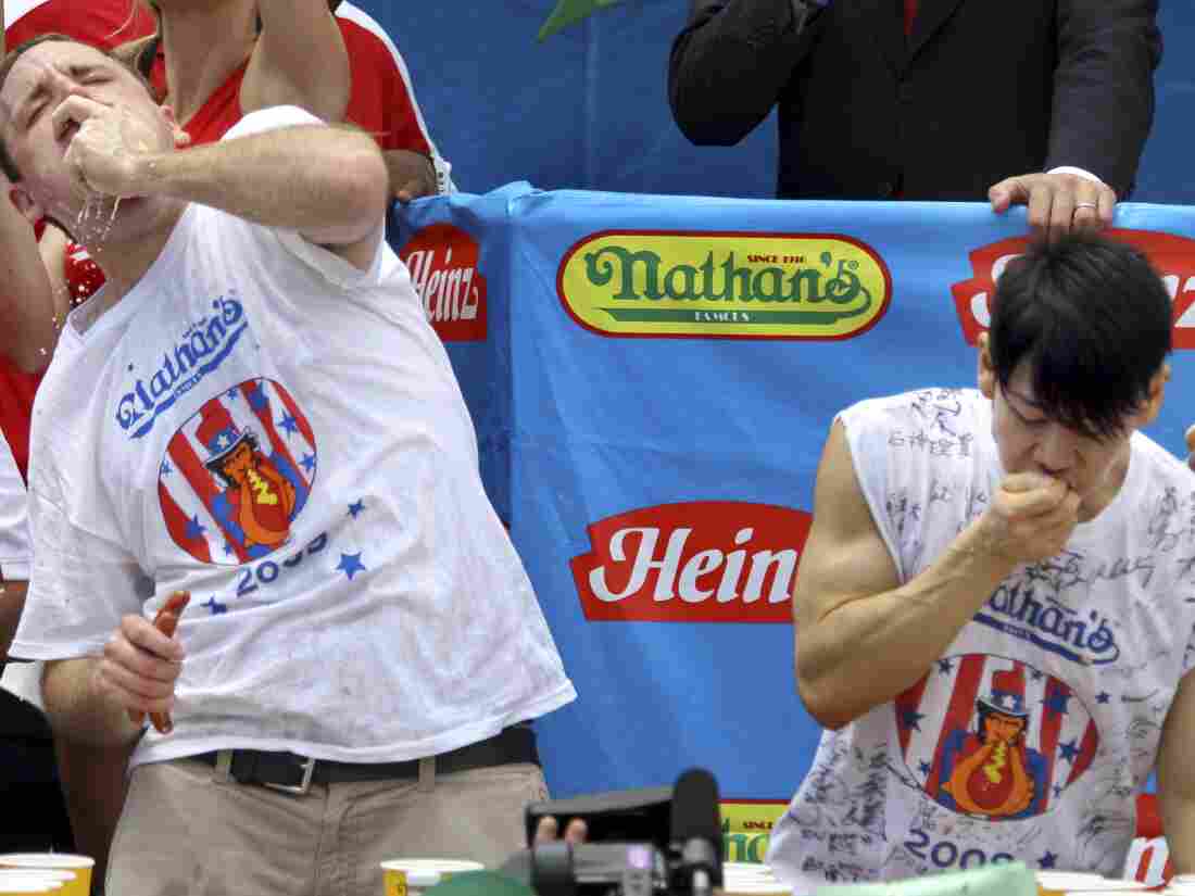 Joey Chestnut, Takeru Kobayashi to compete in Netflix hot dog contest 