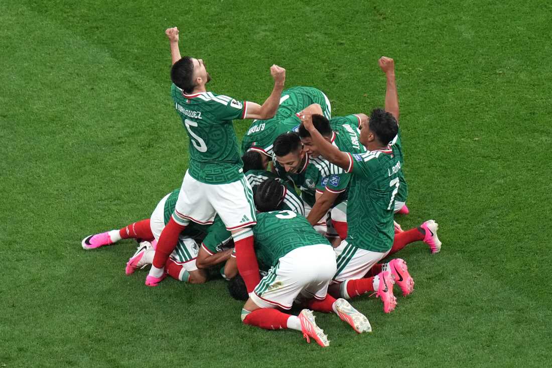 Mexico ends a 40-year knockout drought, beats Ecuador to advance in World Cup
