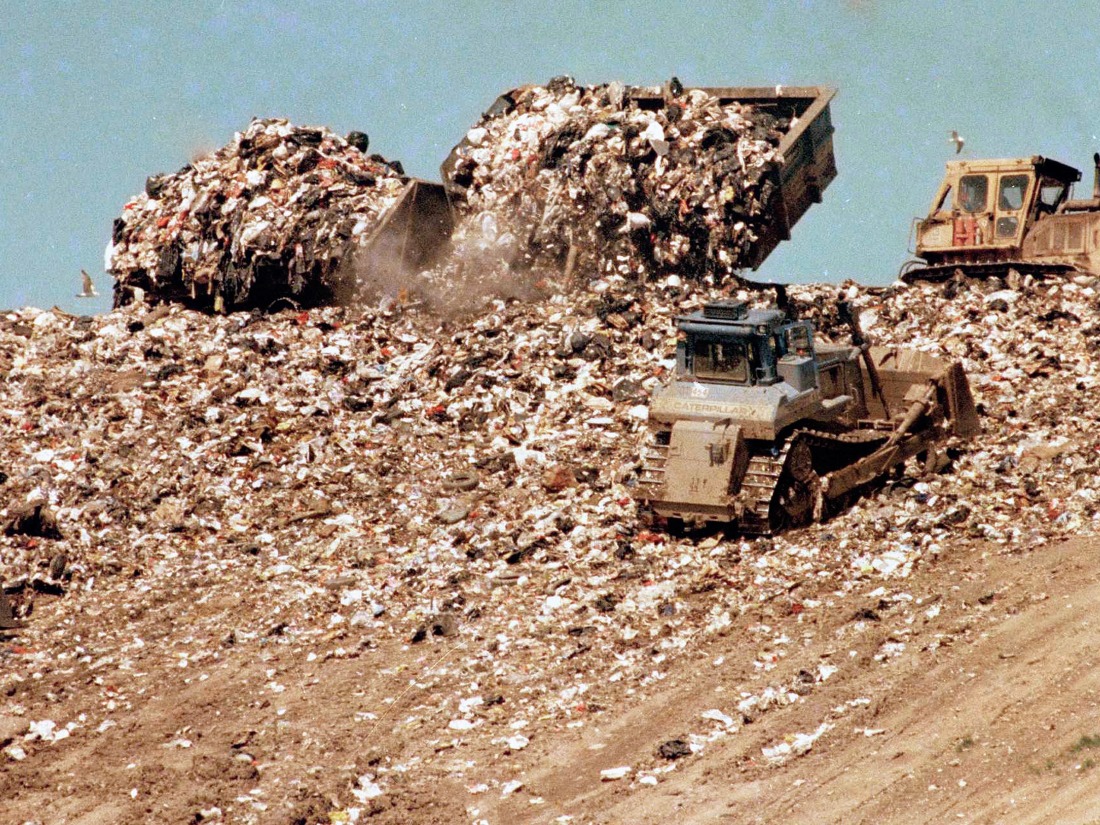 Garbage is dumped at the Fresh Kills Landfill in Staten Island, New York, in 1989.