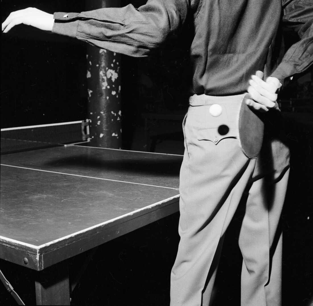 Marty Reisman shows a behind-the-back trick shot in 1955.