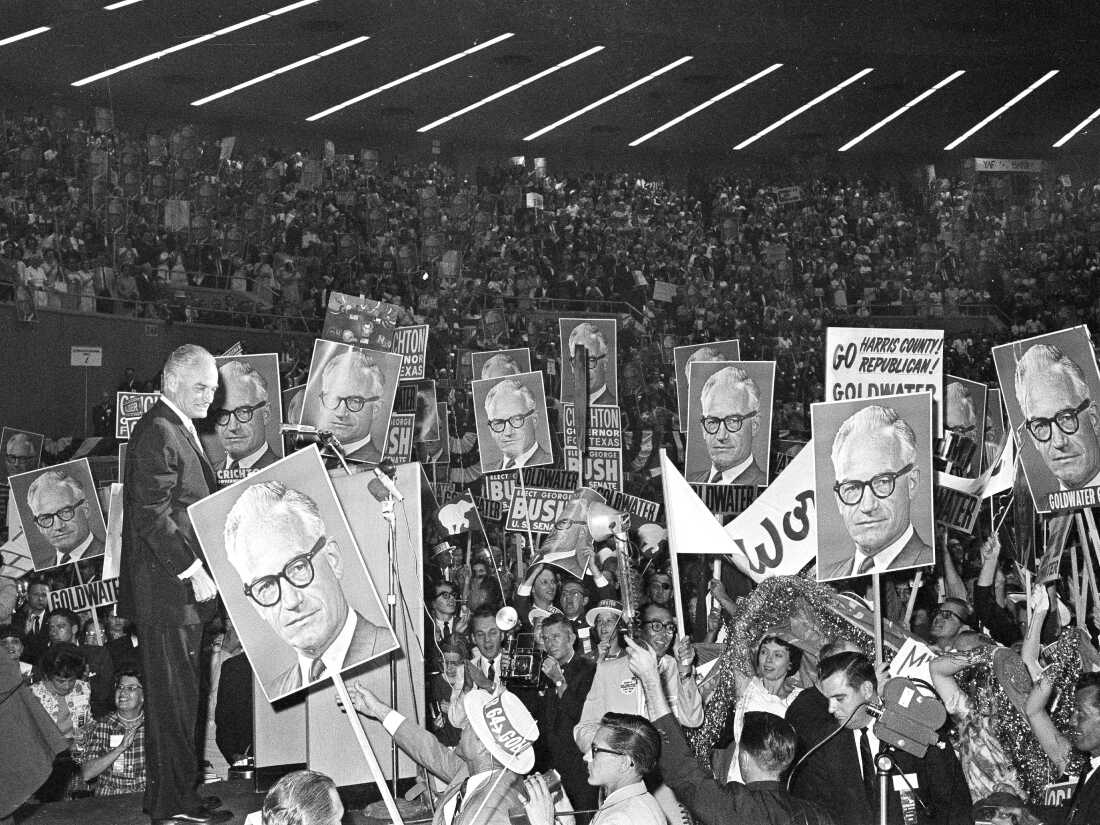 1964年6月、共和党大統領候補を確定させる前の、ダラスでのテキサス共和党大会に出席したバリー・ゴールドウォーター。