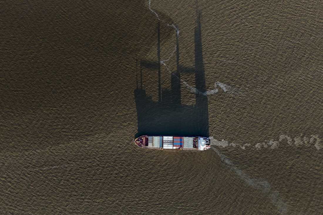 2025 年 8 月 29 日,圭亚那乔治敦德梅拉拉河上一艘船的鸟瞰图。