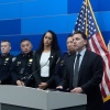 Matt Cobo, FBI San Francisco Sorumlu Özel Ajan Vekili (sağda), 13 Nisan 2026 Pazartesi günü San Francisco'da düzenlenen bir basın toplantısında San Francisco Polis Şefi Derrick Lew (sağdan ikinci) ve San Francisco Bölge Savcısı Brooke Jenkins'in (sağdan üçüncü) yanında konuşuyor. )