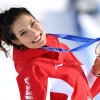 Eileen Gu celebra la sua medaglia d'argento per la Cina nella finale femminile di Slopestyle ai Giochi Olimpici Invernali di Milano Cortina 2026 a Livigno, Italia.