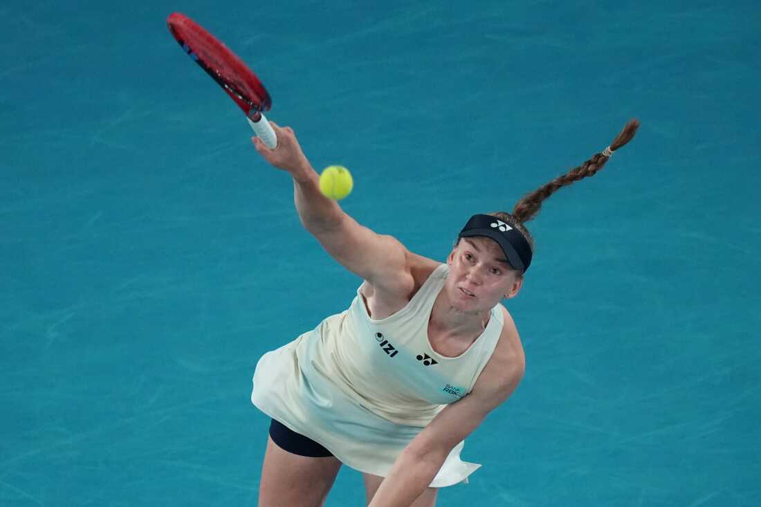 Elena Rybakina del Kazakistan serve la palla ad Aryna Sabalenka della Bielorussia durante la finale femminile del campionato Australian Open di tennis a Melbourne, Australia, sabato.