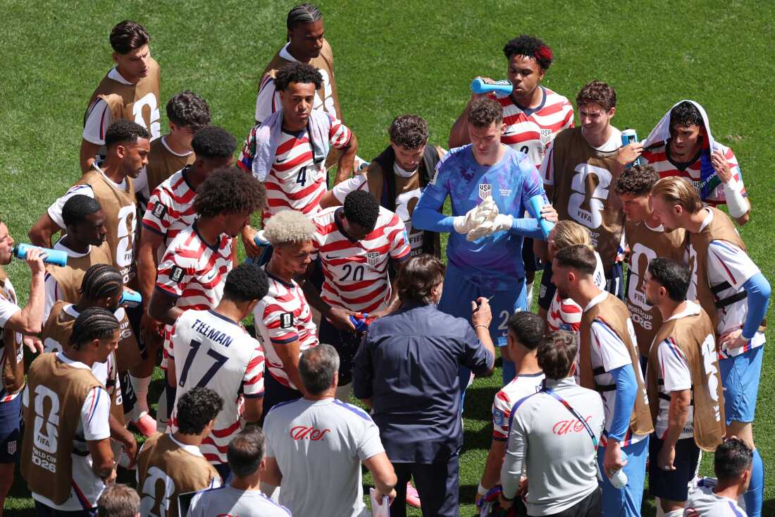 Amerika Birleşik Devletleri baş antrenörü Mauricio Pochettino, 19 Haziran 2026'da Seattle'da Avustralya'ya karşı oynanan Dünya Kupası grup maçında oyuncularıyla konuşuyor. 