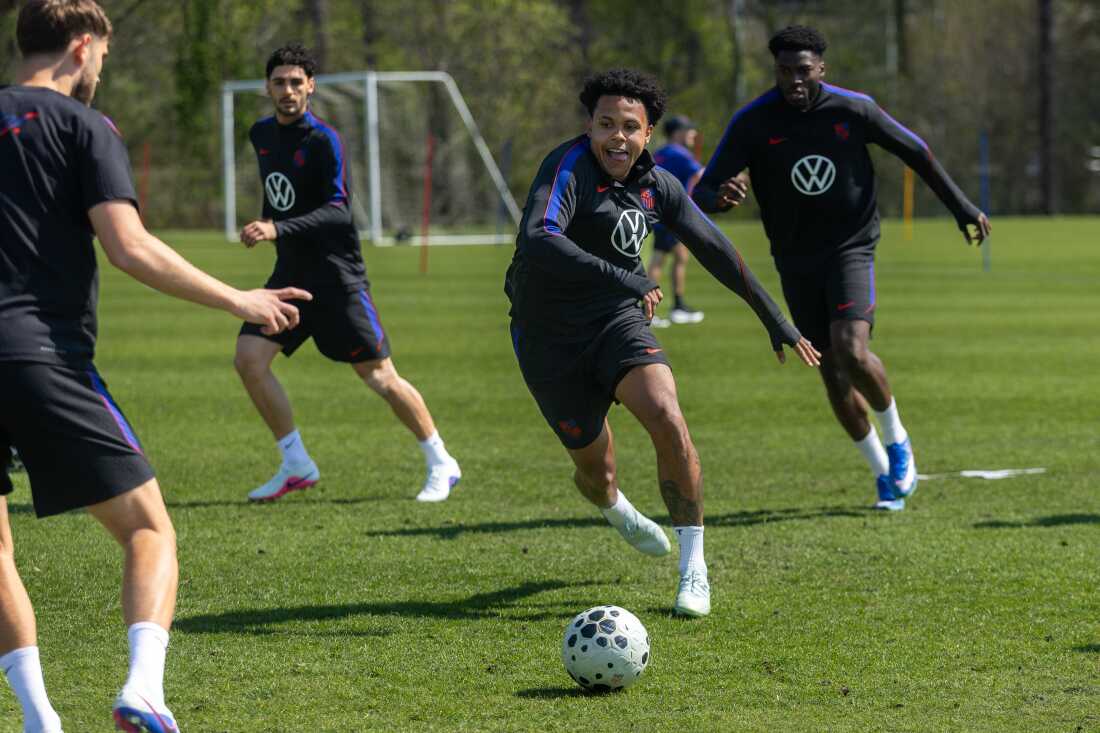 Weston McKennie insegue la palla durante un allenamento di riscaldamento venerdì prima della partita internazionale di sabato tra USMNT e Belgio ad Atlanta.