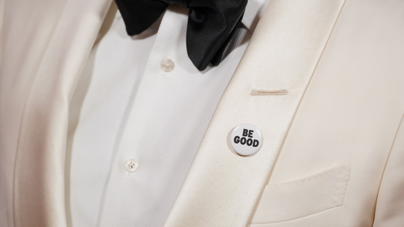 Celebrities wear pins protesting ICE at the Golden Globes