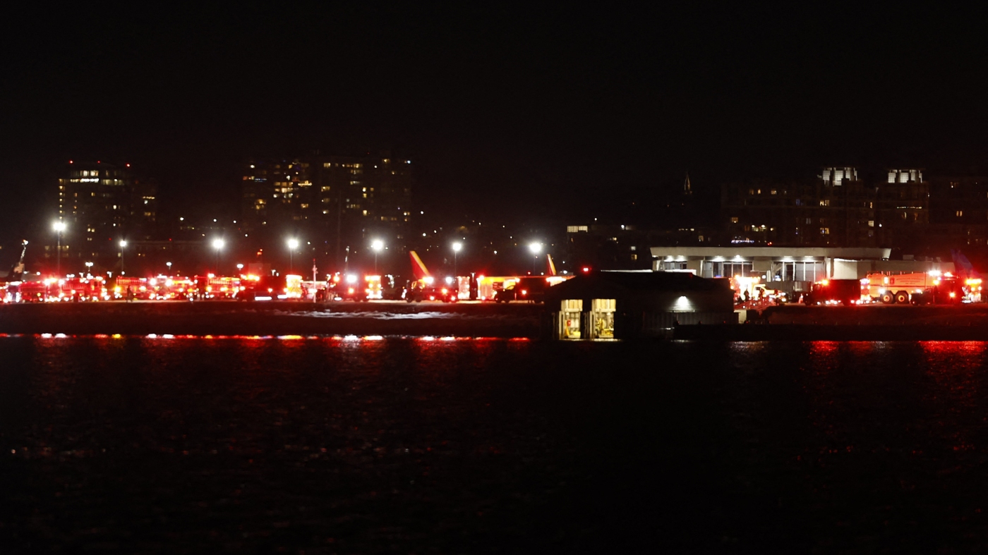 American Airlines plane, helicopter collide in midair near D.C. : NPR American Airlines plane, helicopter collide in midair near D.C. : NPR