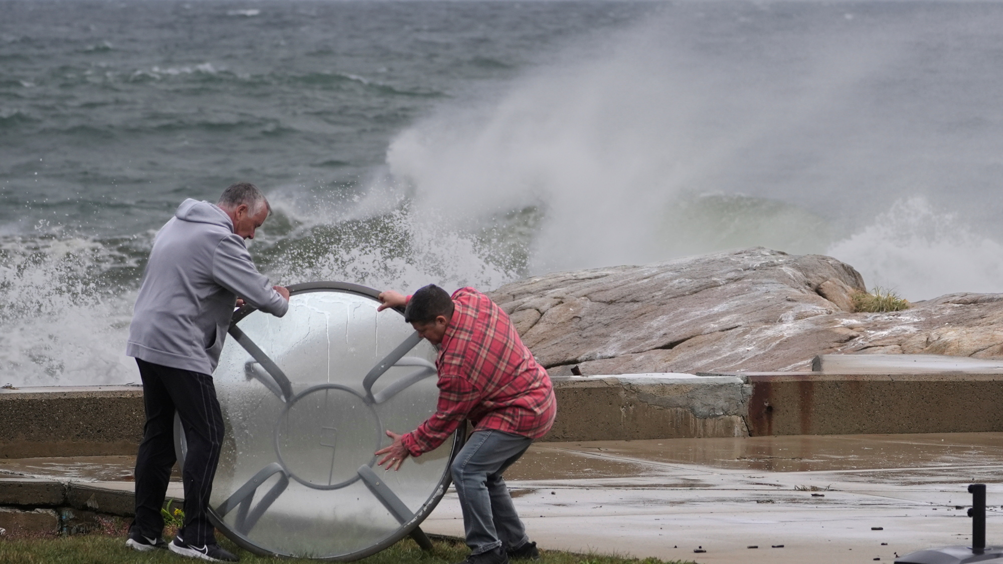 Powerful nor'easter brings winds, floods to East Coast