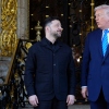 President Donald Trump begroet de Oekraïense president Volodymyr Zelenskyy in zijn Mar-a-Lago club, zondag 28 december 2025, in Palm Beach, Florida.