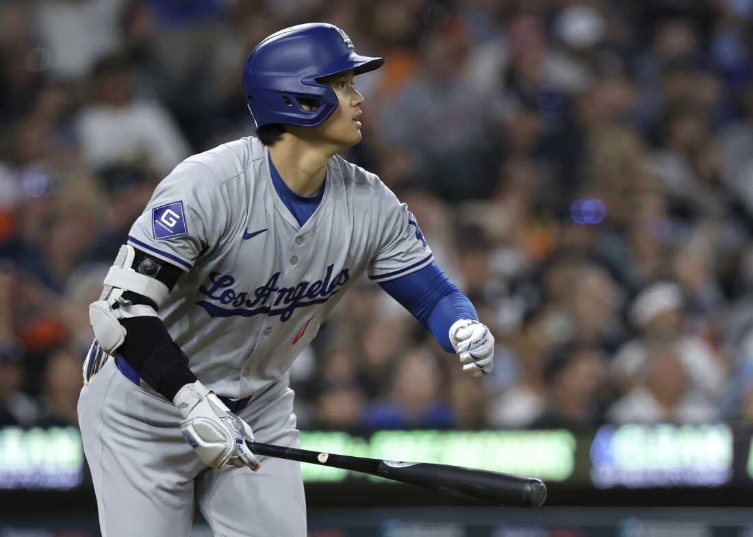 大谷翔平は7月12日金曜日、デトロイトで二塁打を見守る。この打球はセンターフィールドの壁を越えて跳ね返り、9回にデトロイト・タイガースに1点をリードした。