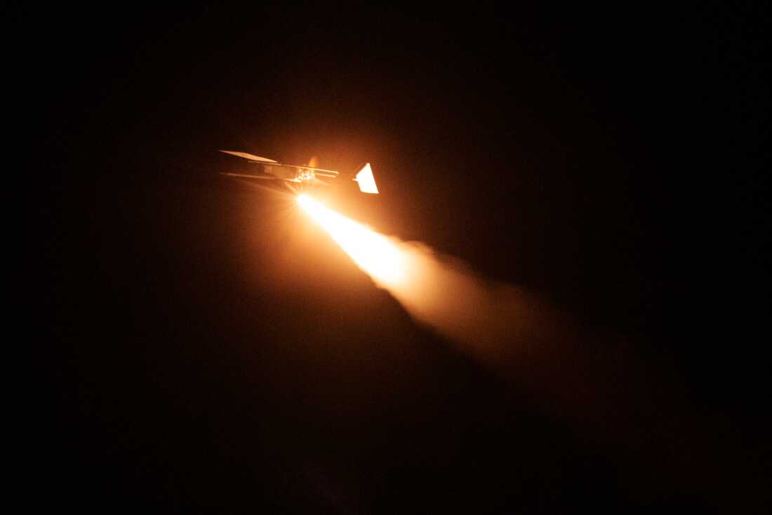 Bir asker, drone'ların uçabilmesi için yüksek kalkış hızı oluşturmaları gerektiğini söylüyor.