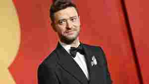 Justin Timberlake, wearing a tux, poses for a photo at the Vanity Fair Oscar Party.