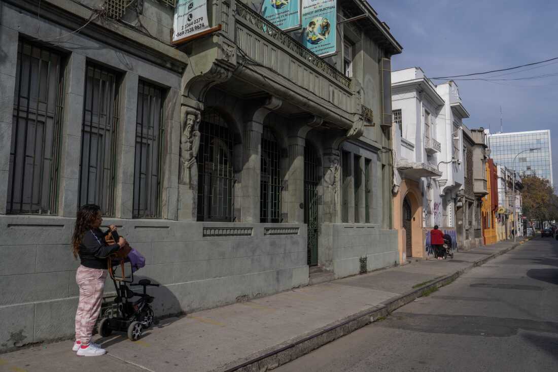 Women walking with strollers in downtown Santiago.