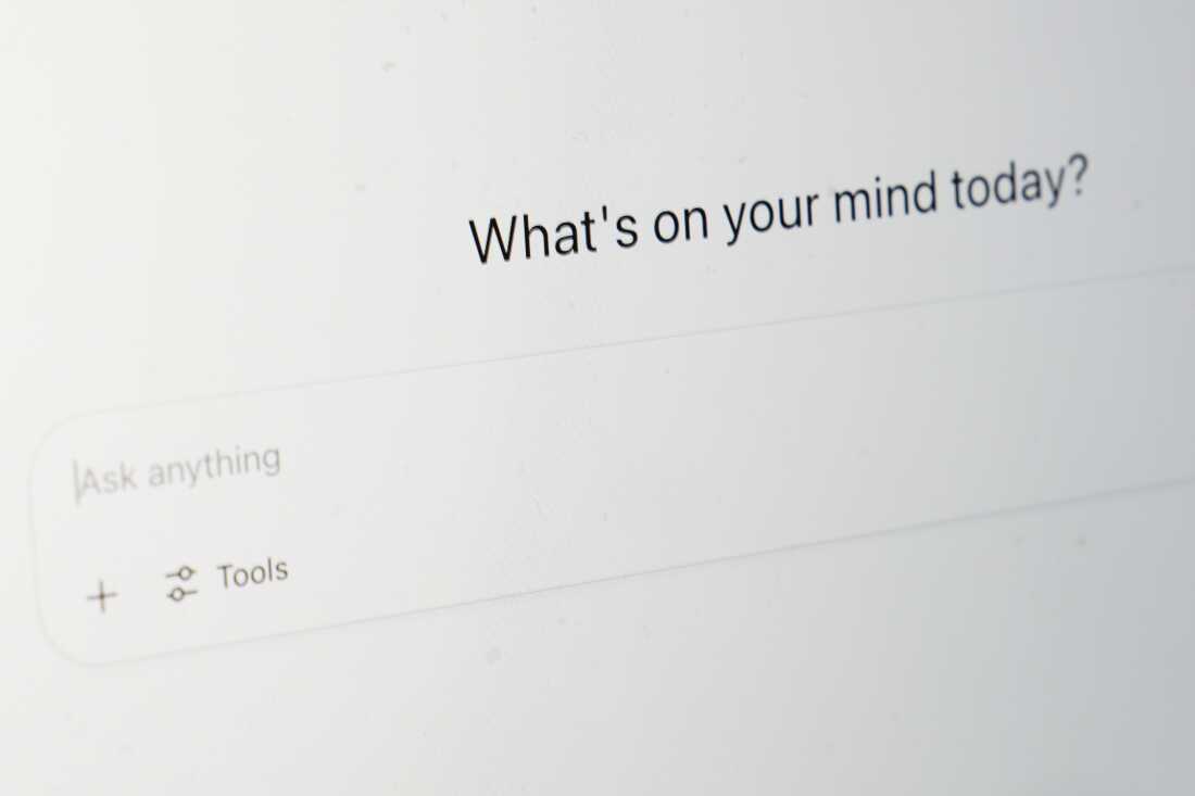 Bir bilgisayar ekranında GPT'nin açılış sayfasında sohbet edin.