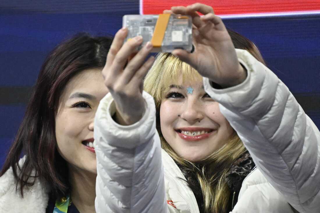 Alysa Liu (R) takes a teammate selfie at the team event earlier in the Olympics.