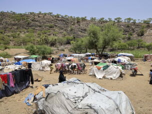 Internally displaced (IDP) Yemenis who fled their homes due to renewed clashes between Yemen's Saudi-backed government forces and the country's Houthi rebels, set-up new makeshift homes in the al-Kadah area of the Taiz Governorate, southwestern Yemen on Sep. 6, 2026