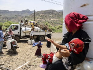Internally displaced (IDP) Yemenis who fled their homes due to renewed clashes between Yemen's Saudi-backed government forces and the country's Houthi rebels, unload their belongings and set-up makeshift homes in the al-Kadah area of the Taiz Governorate, southwestern Yemen on Sep. 6, 2026.
