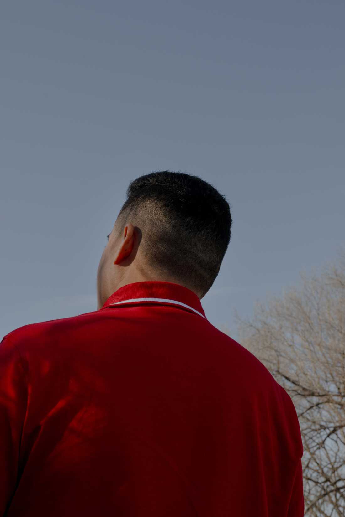 2024 年 12 月 21 日星期六,内布拉斯加州弗里蒙特,R 在内布拉斯加州弗里蒙特的一家餐厅后面摆姿势拍照。他今年早些时候离开萨尔瓦多,通过 CBP One 应用程序来到美国,现在在城里的一家工厂工作。他的妻子和女儿仍在萨尔瓦多。 (NPR 的莱克西·帕拉)