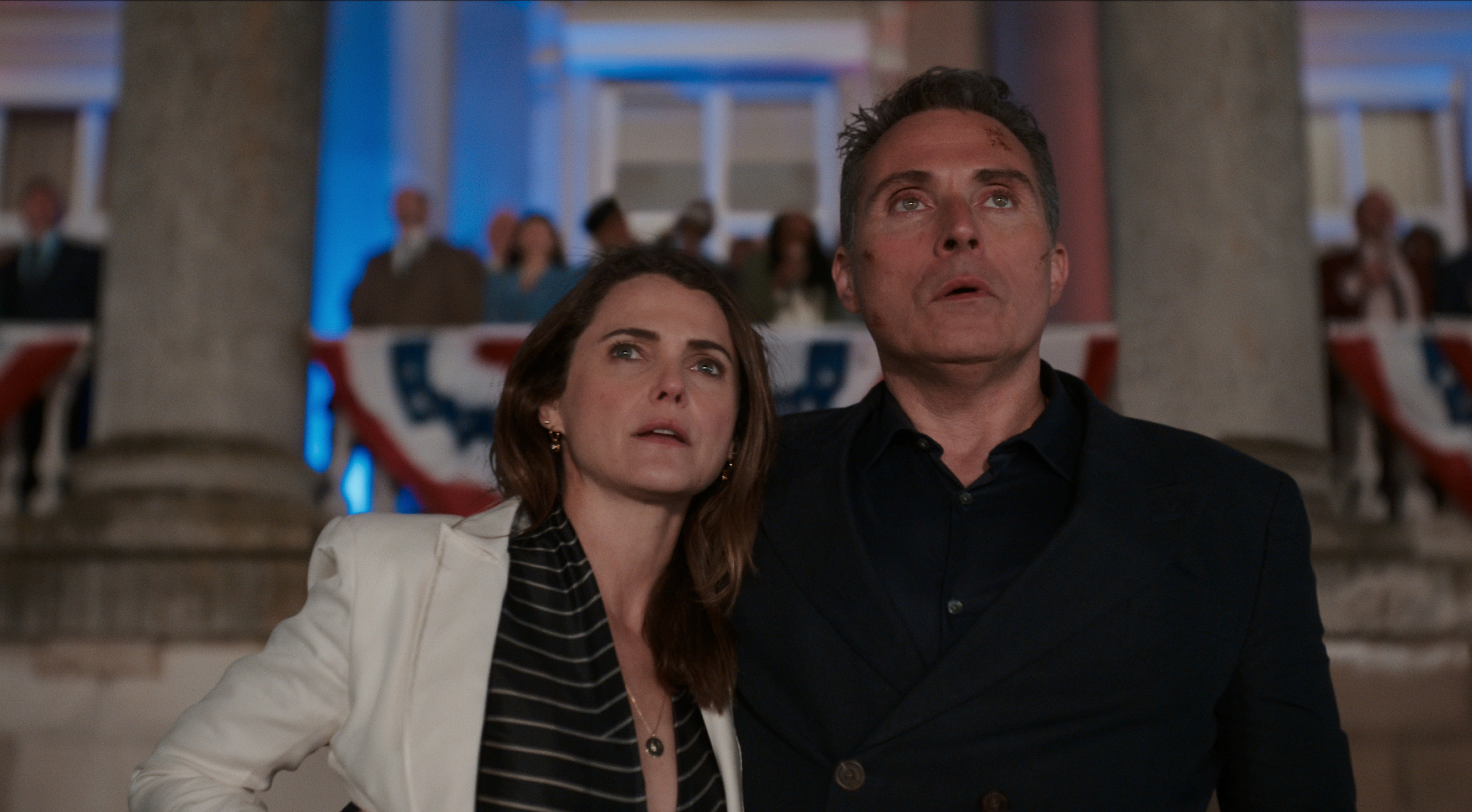 Keri Russell and Rufus Sewell as Kate and Hal Wyler.