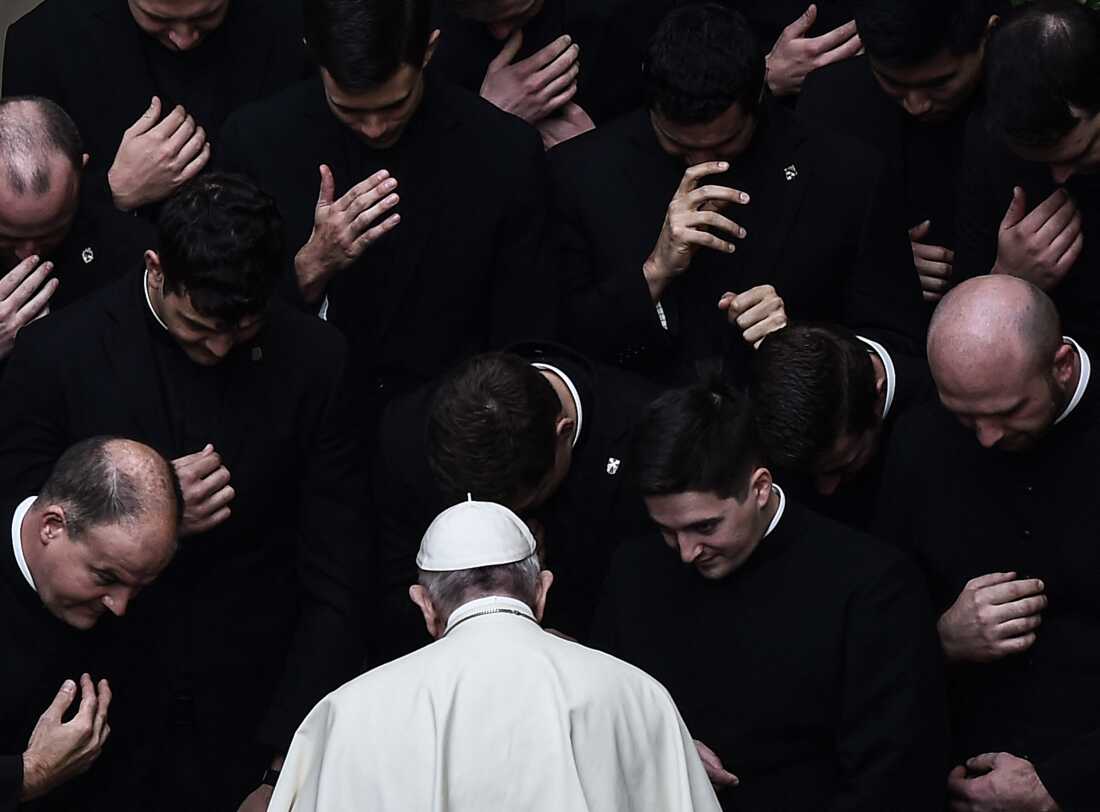TOPSHOT - Pope Francis prays with priests at the end of a limited public audience at the San Damaso courtyard in The Vatican on September 30, 2020 during the COVID-19 infection, caused by the novel coronavirus. (Photo by Filippo MONTEFORTE / AFP) (Photo by FILIPPO MONTEFORTE/AFP via Getty Images)