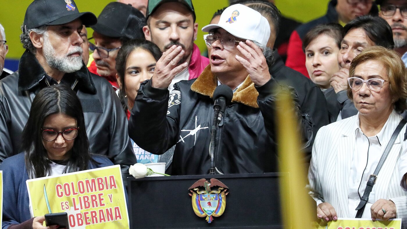 Trump nodigt de Colombiaanse president uit in het Witte Huis nadat hij zijn land heeft bedreigd met een militaire aanval: NPR