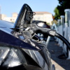 Pasadena, California - 23 September: Kendaraan Listrik Nissan Leaf (EV) mengisi ulang di sebuah stasiun pengisian daya pada 23 September 2024 di Pasadena, California.