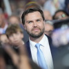 トランプ大統領が副大統領に指名したオハイオ州選出の共和党上院議員J・D・ヴァンス氏は、7月15日、ミルウォーキーのファイサーブ・フォーラムで開催される共和党全国大会の初日に到着した。