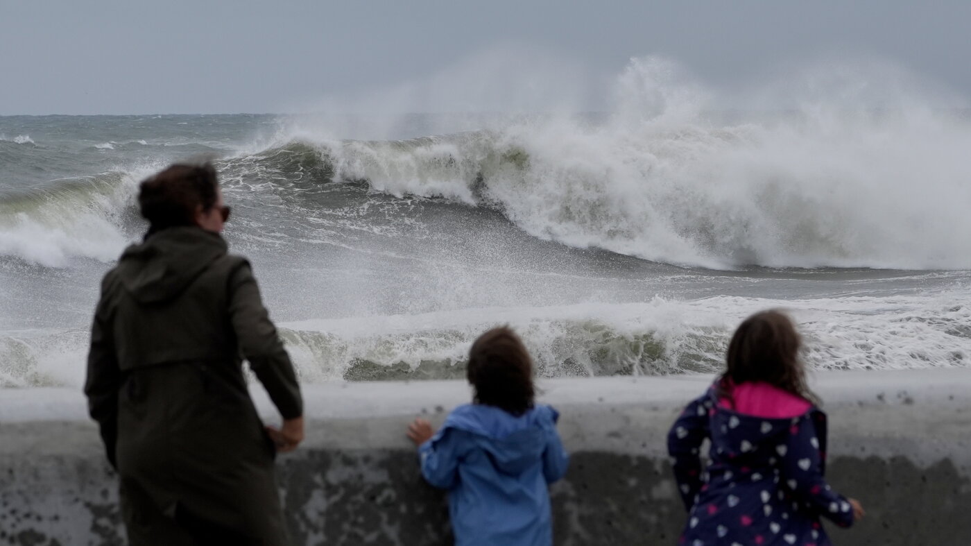 Powerful nor'easter brings winds, floods to East Coast