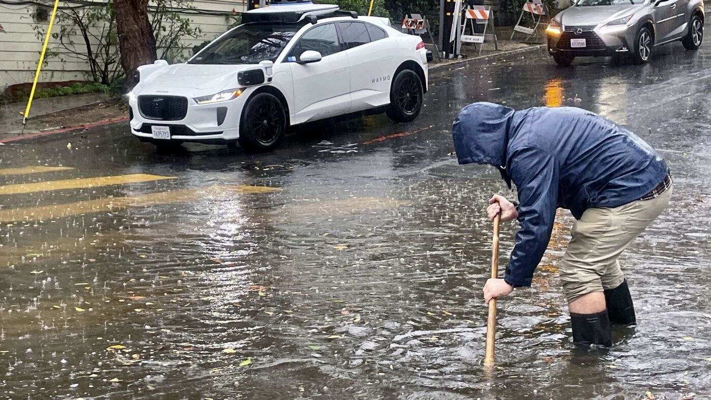 Storm lashes Northern California after leaving thousands without power ...